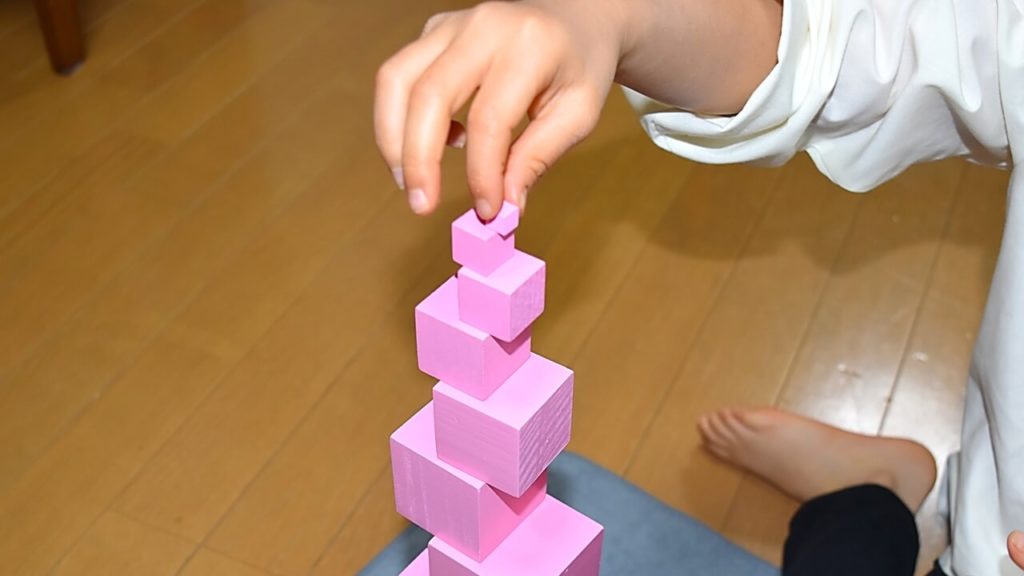 ピンクタワーの最小立方体を積み上げる画像